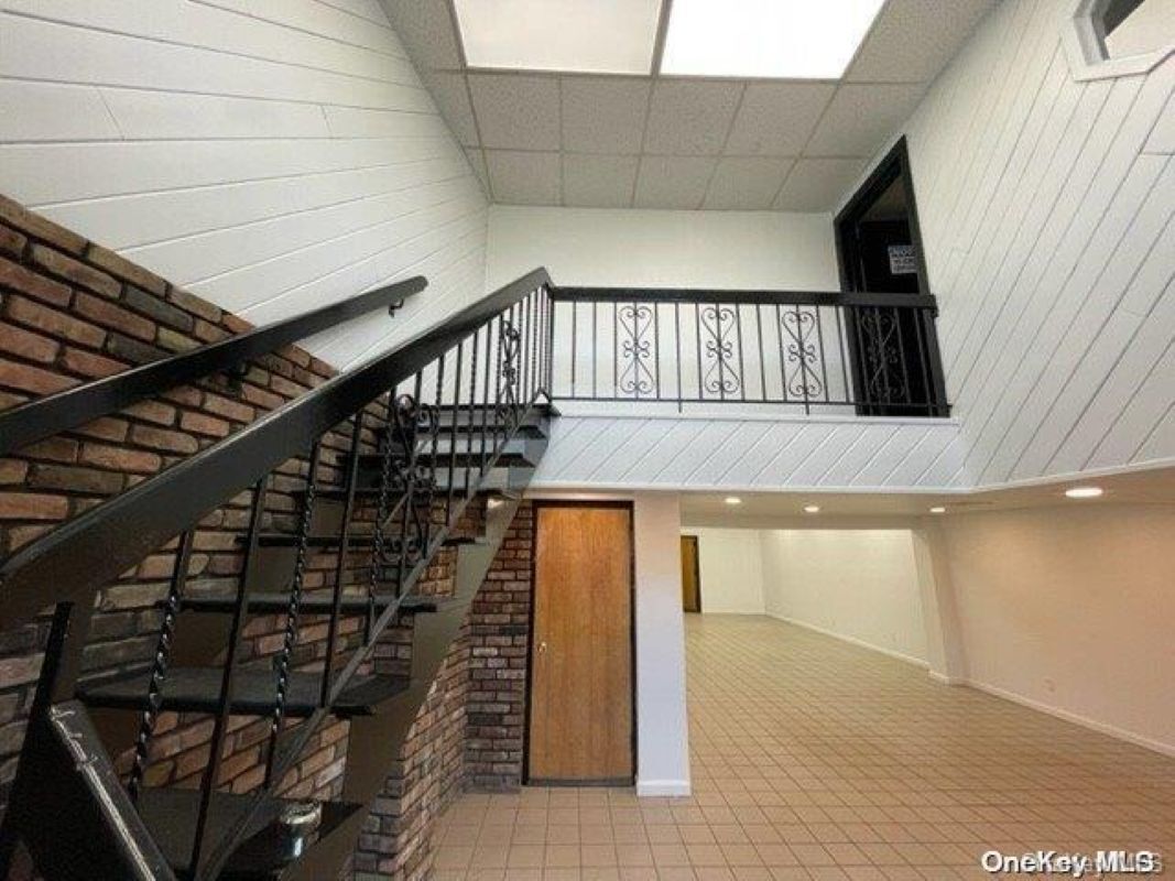 5978 54th Ave, Maspeth, NY à louer Photo de l’immeuble– Image 1 sur 17