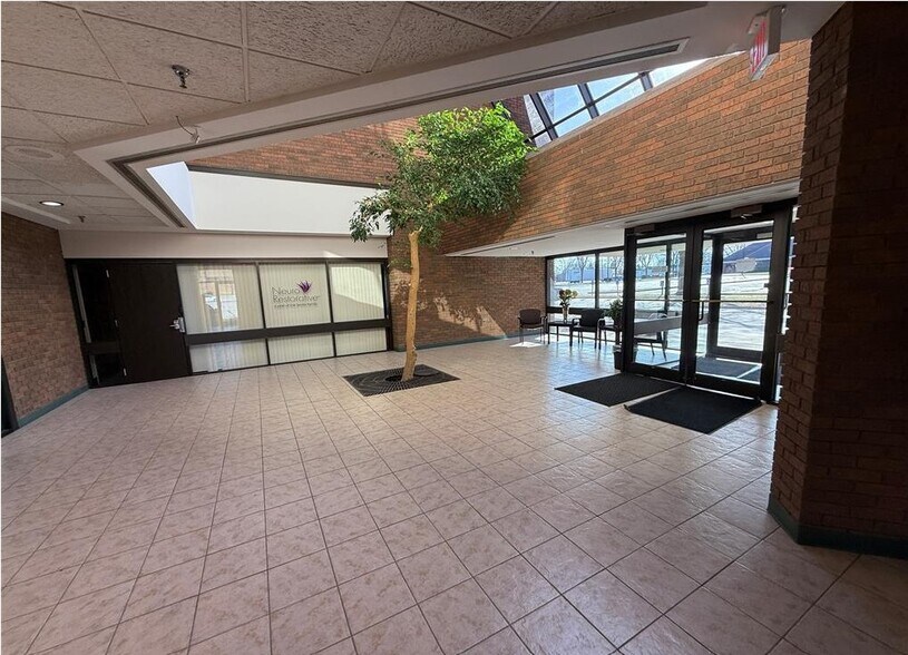 4488 W Bristol Rd, Flint, MI à vendre - Hall d’entrée – Image 3 sur 21