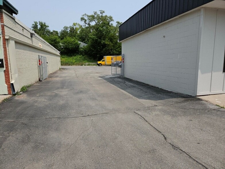 5910 Ames Ave, Omaha, NE à louer - Photo de l’immeuble – Image 2 sur 2