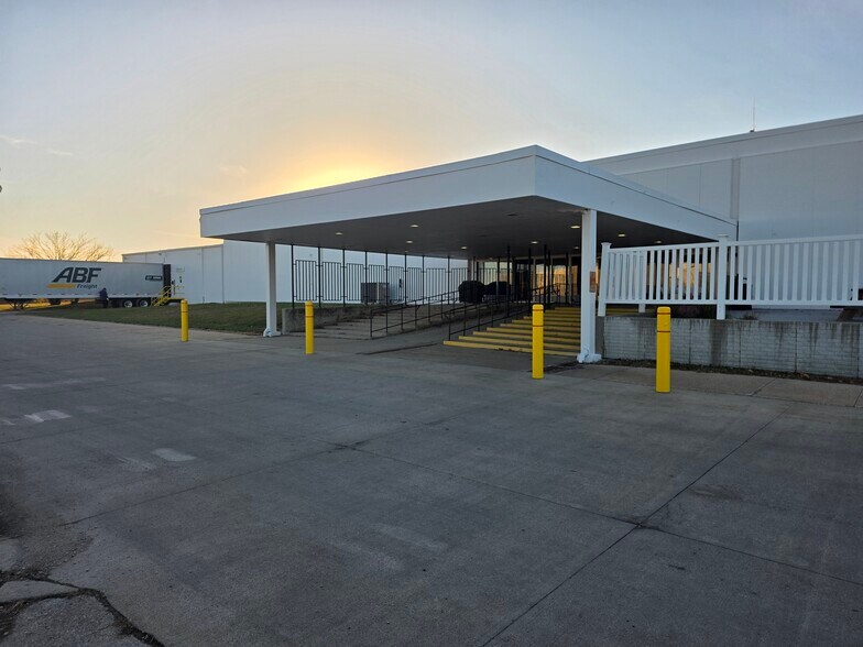 300 Airport Rd, Ames, IA à louer - Photo de l’immeuble – Image 2 sur 51