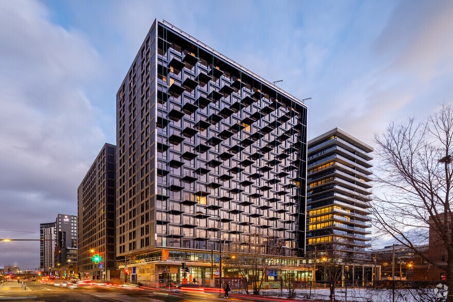 230 Rue Peel, Montréal, QC à louer - Photo principale – Image 2 sur 23