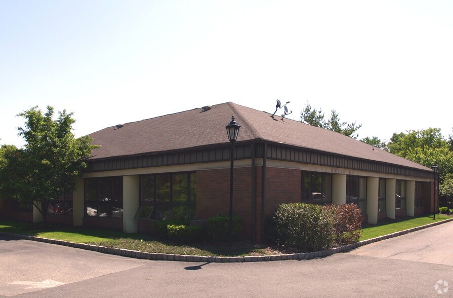 17 Hanover Rd, Florham Park, NJ à vendre - Photo de l’immeuble – Image 2 sur 2