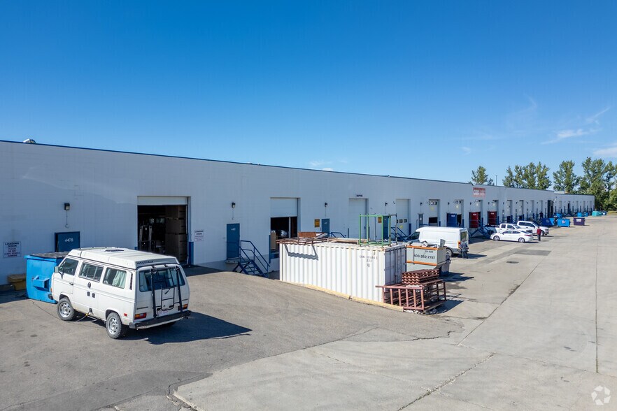 4402-4434 10th St NE, Calgary, AB à louer - Photo de l’immeuble – Image 2 sur 5