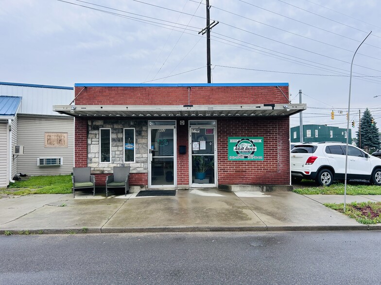 802 W Western Ave, Connersville, IN à vendre - Photo principale – Image 1 sur 15