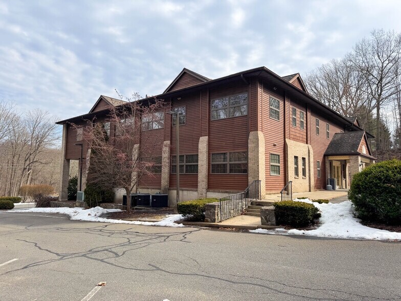 687 Straits Tpke, Middlebury, CT à louer - Photo de l’immeuble – Image 3 sur 23