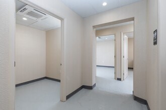 2625 E Van Buren St, Phoenix, AZ à louer Photo intérieure– Image 2 sur 6