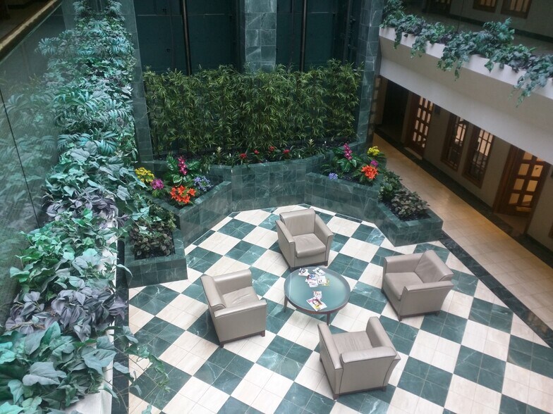 360 W Butterfield Rd, Elmhurst, IL à louer - Photo de l’immeuble – Image 3 sur 12
