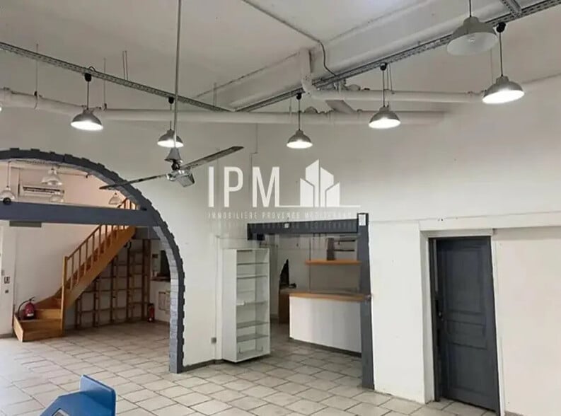 Local commercial dans Hyères à louer - Photo de l’immeuble – Image 3 sur 10