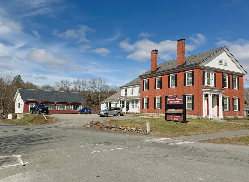 122 Main St, Charlestown, NH à vendre - Photo principale – Image 1 sur 39