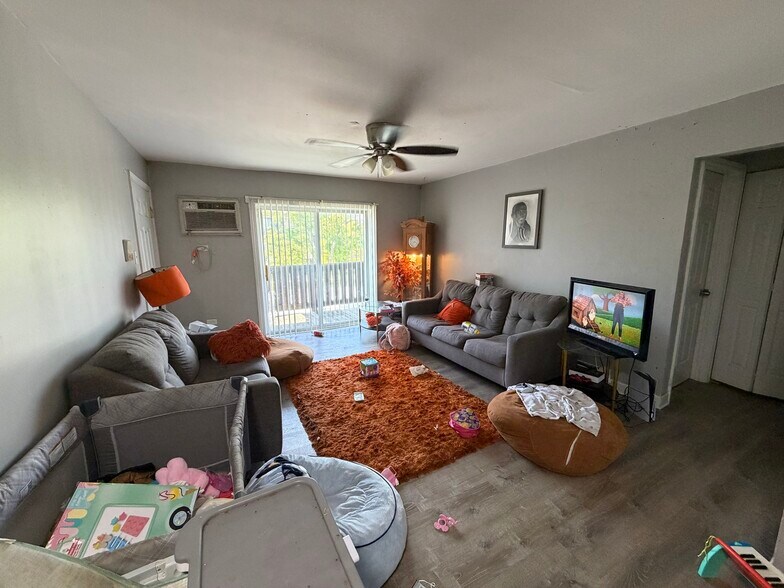 21907 Jeffrey Ave, Sauk Village, IL à vendre - Photo intérieure – Image 3 sur 7