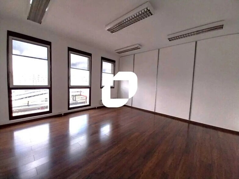 Bureau dans Montigny-le-Bretonneux à louer - Photo de l’immeuble – Image 2 sur 15