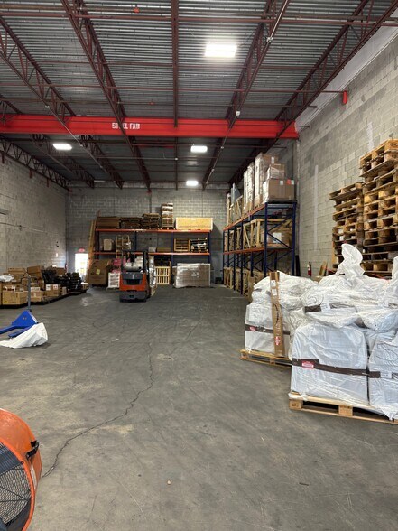 7975 NW 21st St, Doral, FL à louer - Photo de l’immeuble – Image 2 sur 9