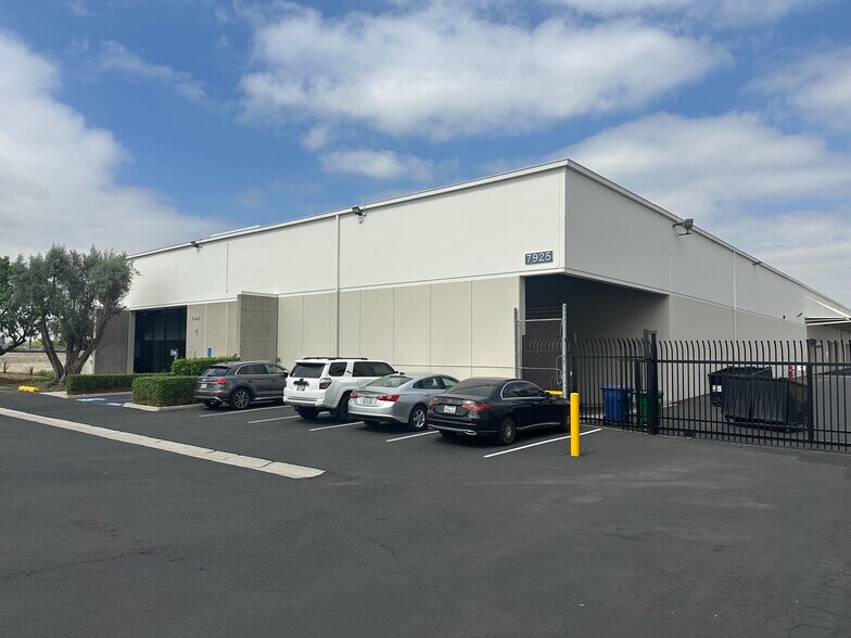 7925 Crossway Dr, Pico Rivera, CA à louer - Photo de l’immeuble – Image 1 sur 15