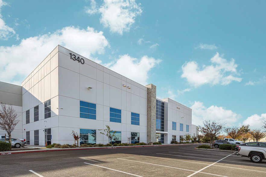 1336-1340 DuPont Ct, Manteca, CA à louer - Photo de l’immeuble – Image 1 sur 7