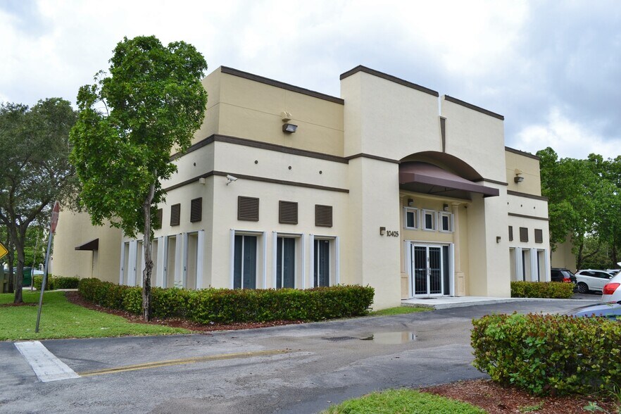 10405 NW 37th Ter, Miami, FL à louer - Photo de l’immeuble – Image 1 sur 18
