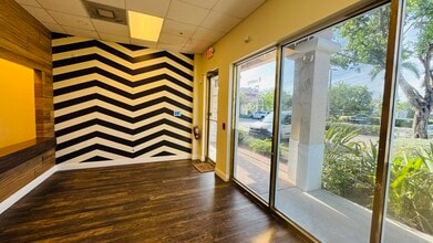 951 Sansburys Way, West Palm Beach, FL à louer Photo intérieure– Image 2 sur 8