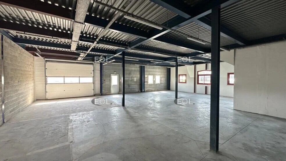 Local d’activités dans Chanteloup-en-Brie à louer - Photo de l’immeuble – Image 2 sur 6