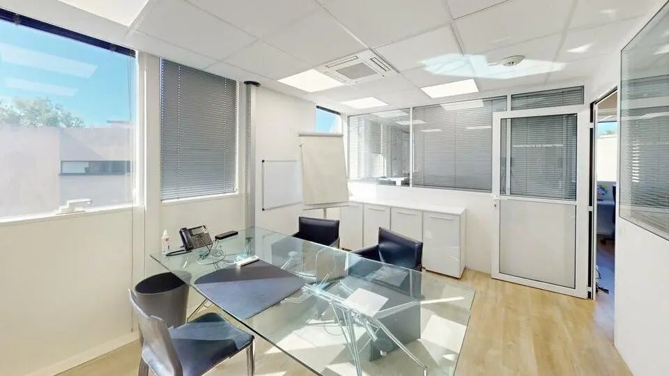 Bureau dans Saint-Raphaël à louer - Photo de l’immeuble – Image 1 sur 10