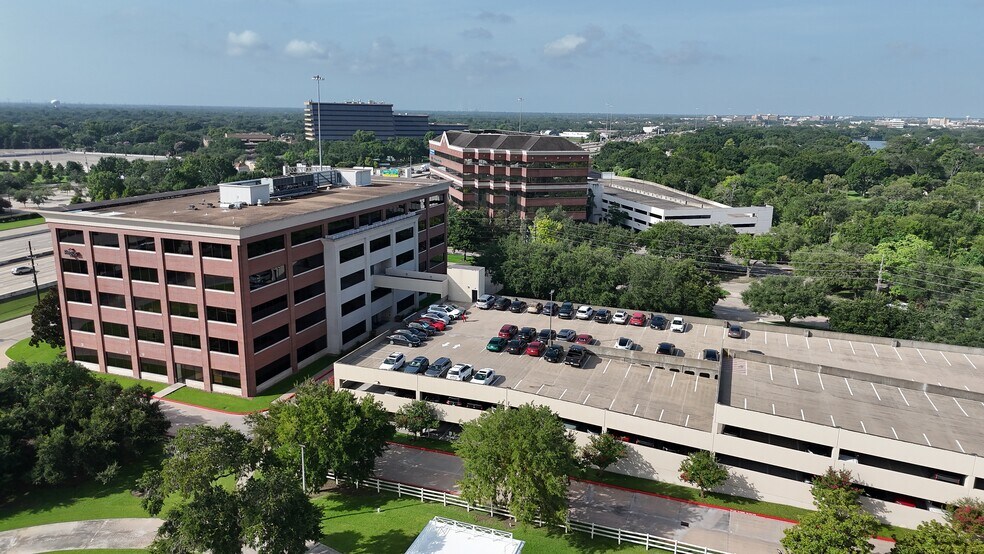 14090 Southwest Fwy, Sugar Land, TX à louer - Photo de l’immeuble – Image 3 sur 8