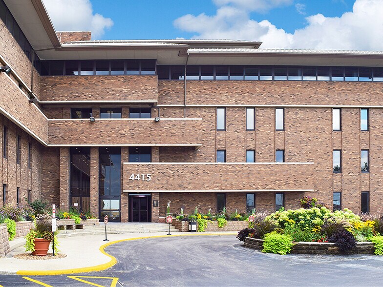 4415 W Harrison St, Hillside, IL à louer - Photo de l’immeuble – Image 2 sur 8