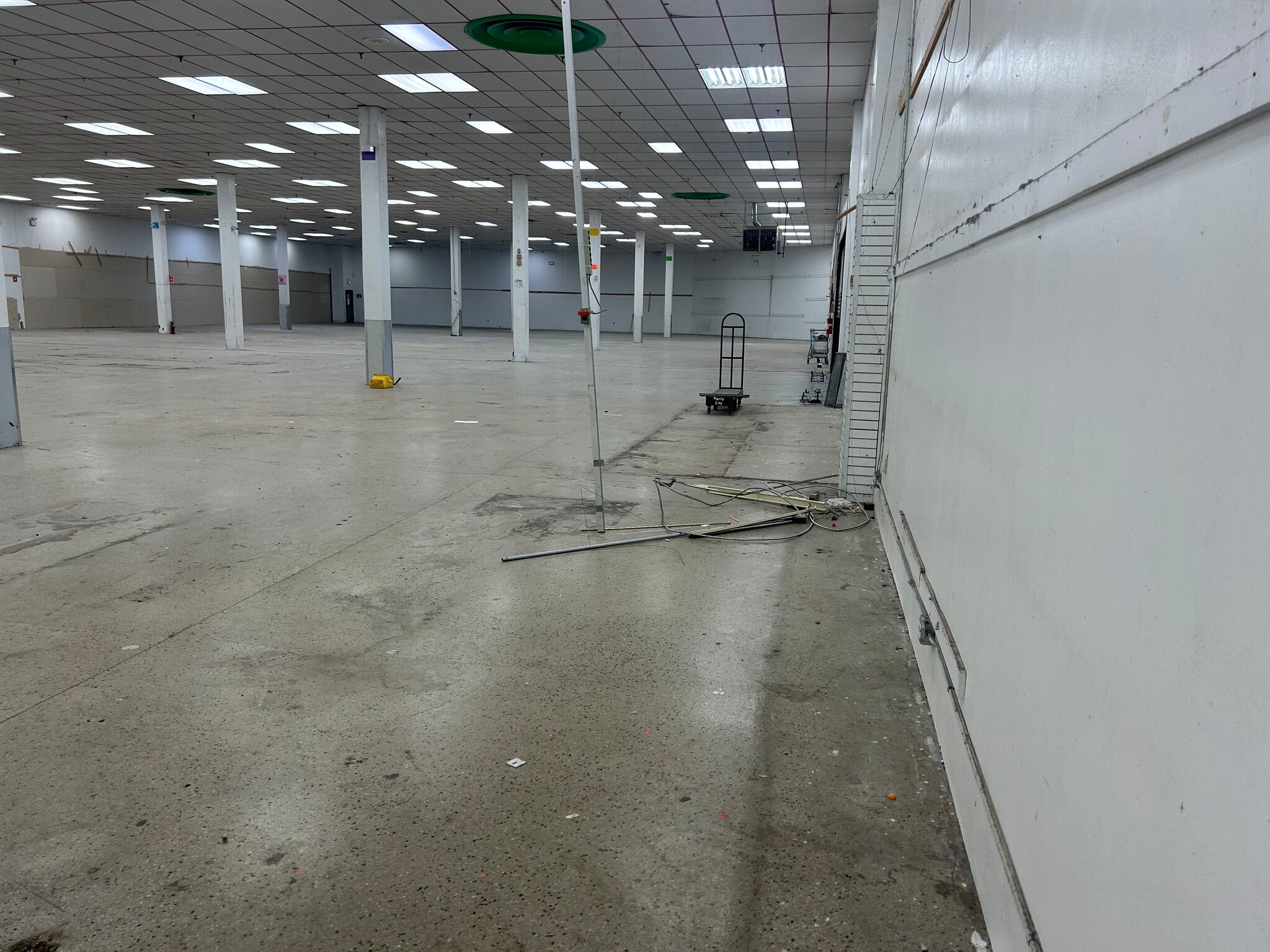 253-01 Rockaway Blvd, Rosedale, NY à louer Photo intérieure– Image 1 sur 9