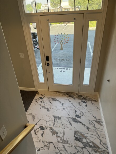 8783 Redwood Rd, West Jordan, UT à louer - Photo de l’immeuble – Image 3 sur 12