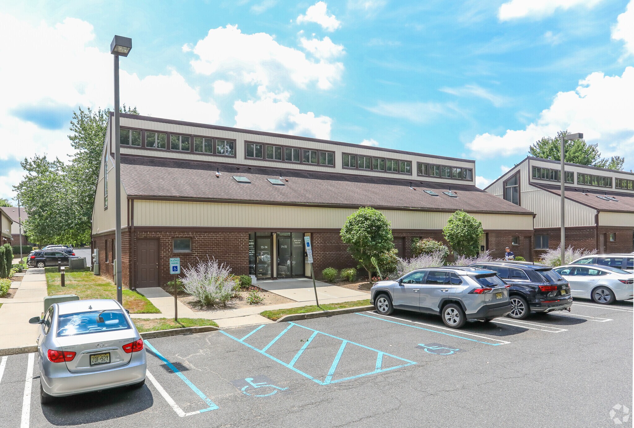 67-74 Brunswick Woods Dr, East Brunswick, NJ à louer Photo principale– Image 1 sur 12