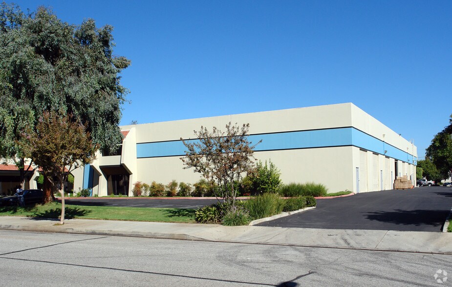 9230-9242 Deering Ave, Chatsworth, CA à vendre - Photo de l’immeuble – Image 3 sur 4