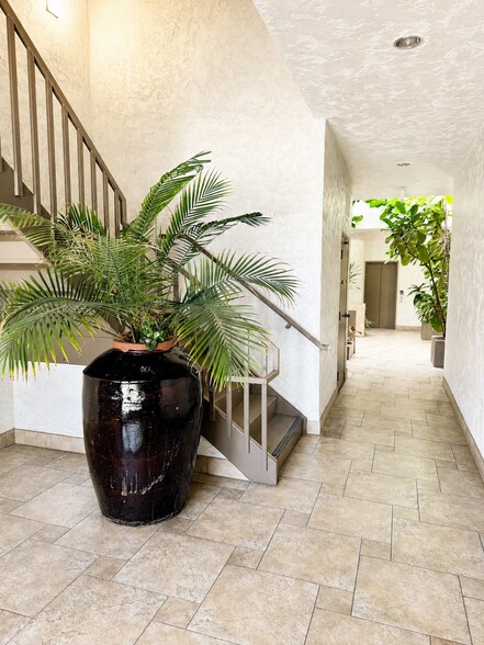 2277 Townsgate Rd, Westlake Village, CA à louer - Photo de l’immeuble – Image 2 sur 22