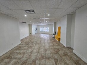 12-14 Tulip Ave, Floral Park, NY à louer Photo intérieure– Image 2 sur 5