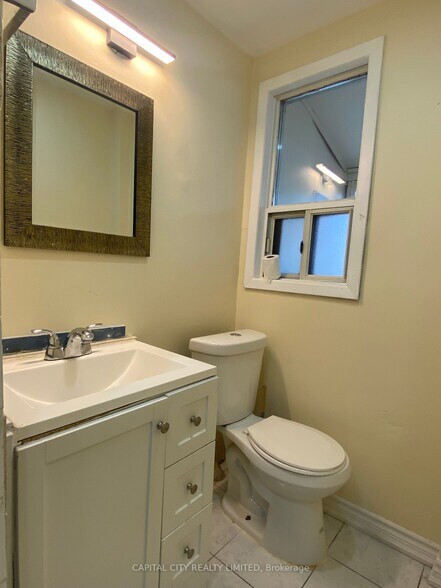 1200-1202 Danforth Ave, Toronto, ON à vendre - Photo de l’immeuble – Image 3 sur 12