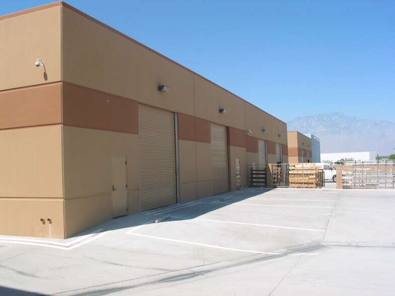 72350 Quarry Trl, Thousand Palms, CA à vendre - Photo de l’immeuble – Image 2 sur 22