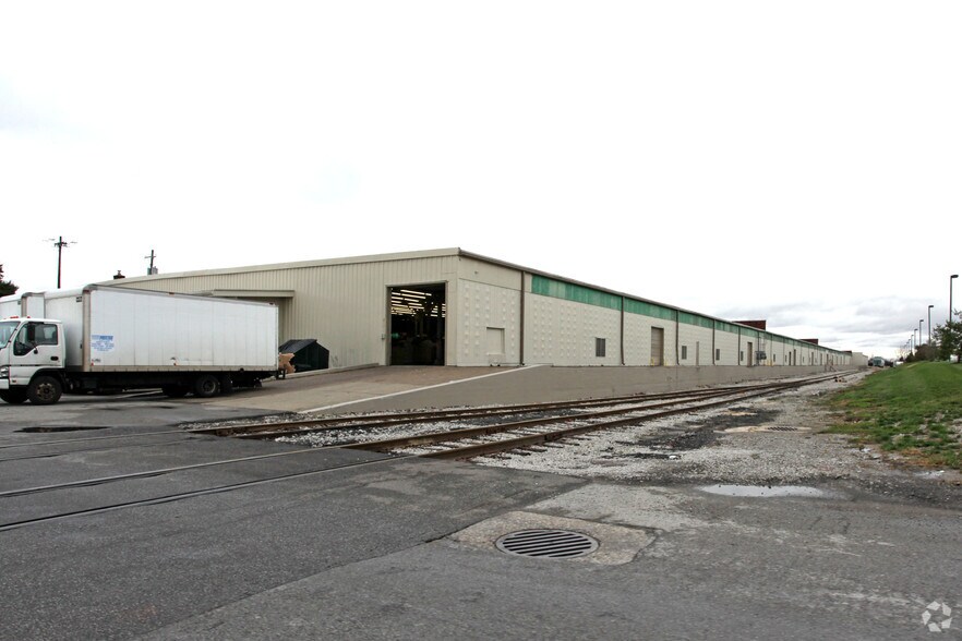 7635 National Tpke, Louisville, KY à louer - Photo de l’immeuble – Image 3 sur 5