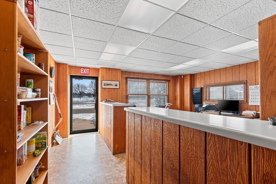 537 Caldwell Ave, Oconto Falls, WI à vendre - Photo principale – Image 3 sur 27