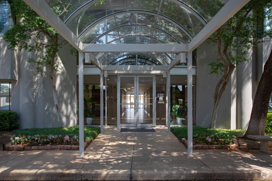 1112 E Copeland Rd, Arlington, TX à louer - Photo de l’immeuble – Image 2 sur 21