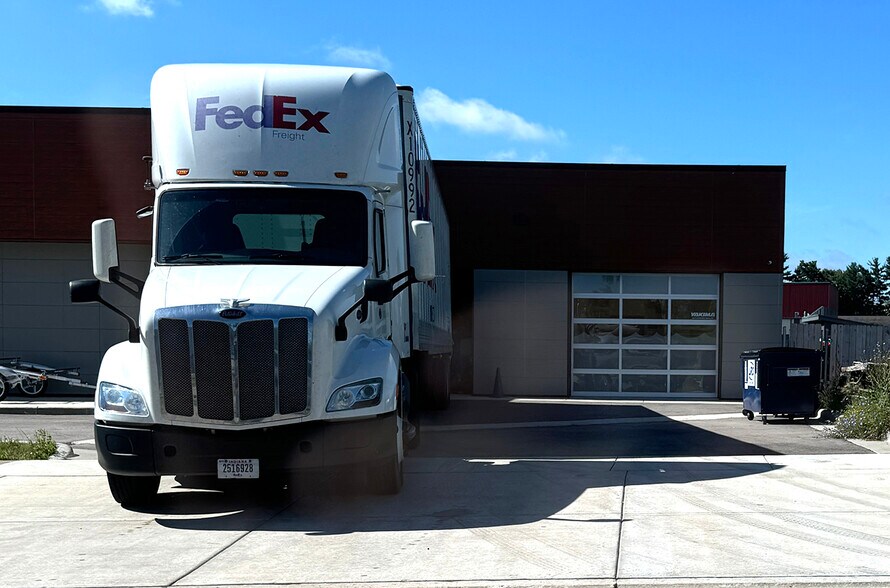 2620 Rimrock Rd, Madison, WI à vendre - Photo de l’immeuble – Image 2 sur 10