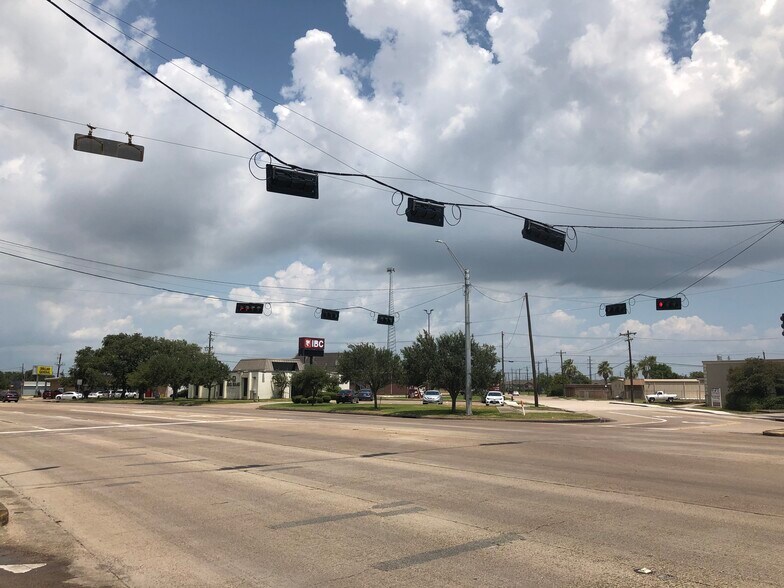 1208 N Brazosport Blvd, Freeport, TX à louer - Photo de l’immeuble – Image 2 sur 21