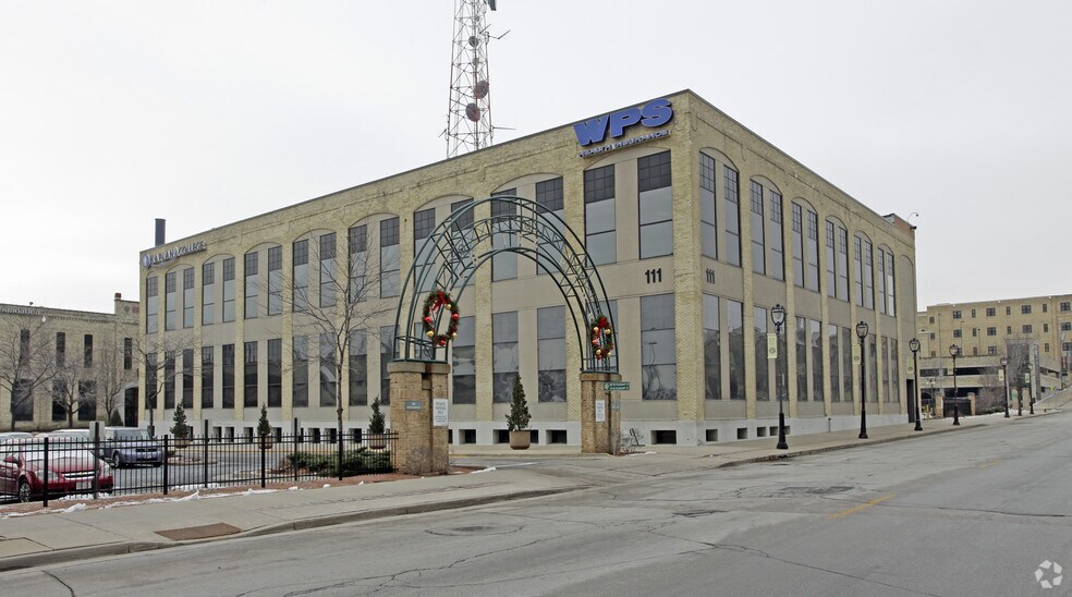 111 W Pleasant St, Milwaukee, WI à louer - Photo de l’immeuble – Image 2 sur 10