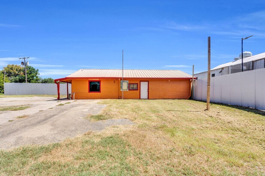 402 N 3rd St, Wortham, TX à vendre - Photo de l’immeuble – Image 2 sur 6