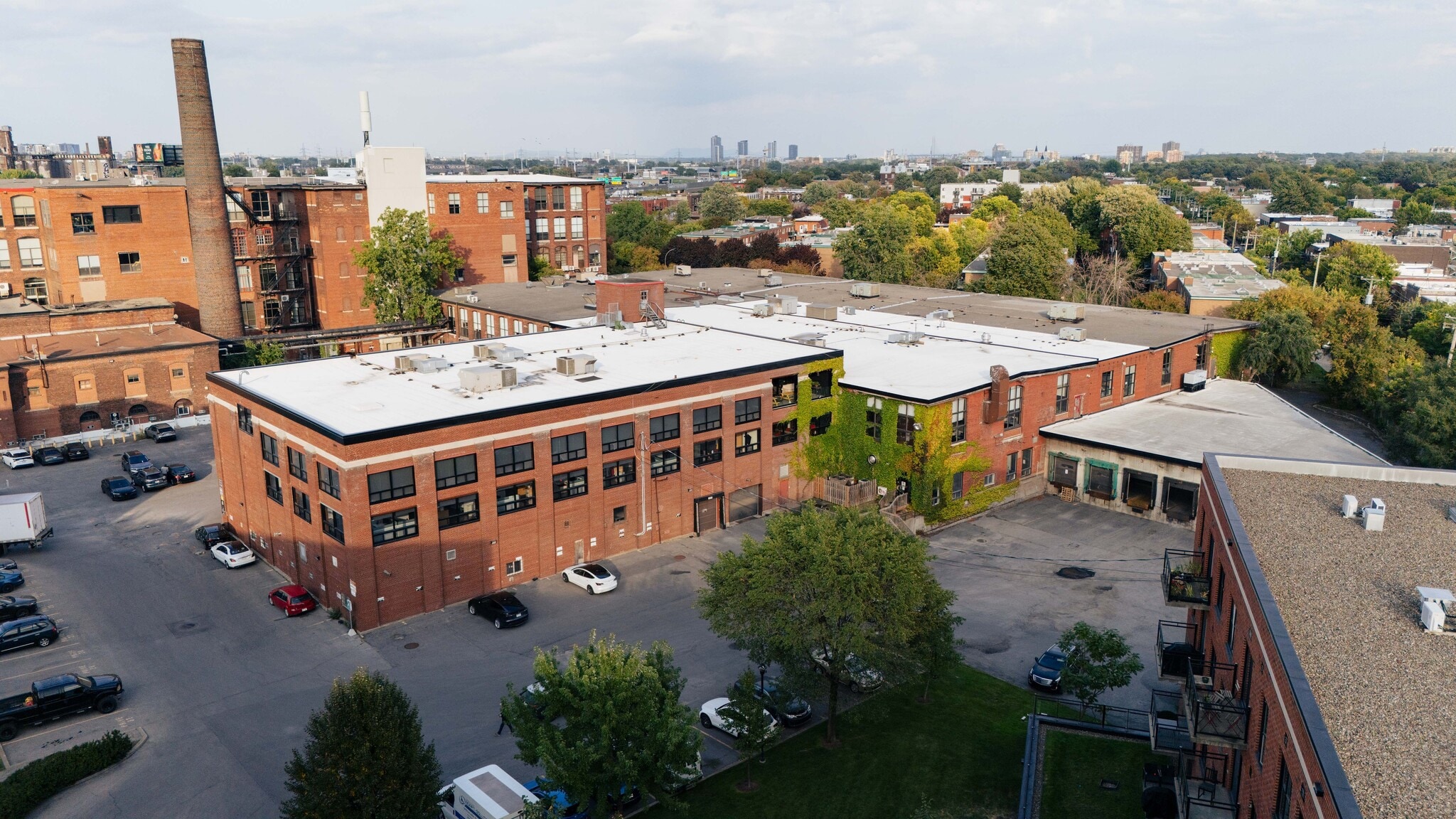 5524 Saint-Patrick Rue, Montréal, QC à louer Aérien– Image 1 sur 9