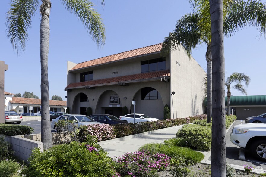 17692 Beach Blvd, Huntington Beach, CA à louer - Photo principale – Image 1 sur 26