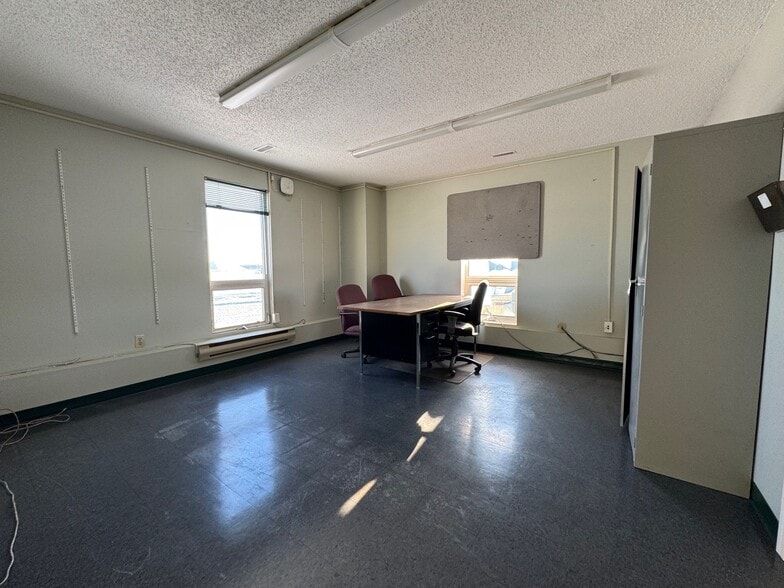 5104 42 Av, Lloydminster, SK à louer - Photo intérieure – Image 3 sur 9