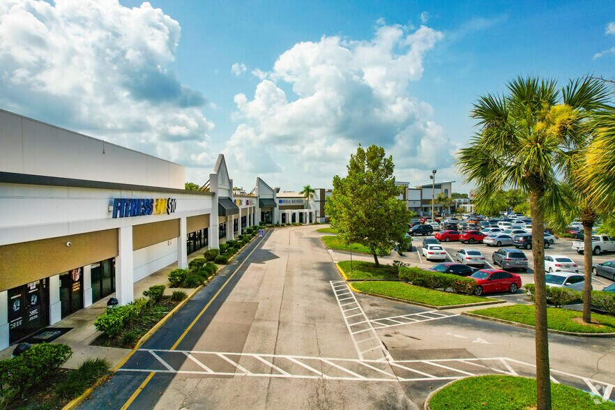 1903 Lumsden Rd, Brandon, FL à louer - Photo de l’immeuble – Image 3 sur 10