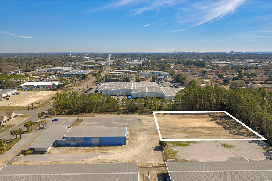 702 Anchors St NW, Fort Walton Beach, FL à louer - Photo principale – Image 1 sur 3