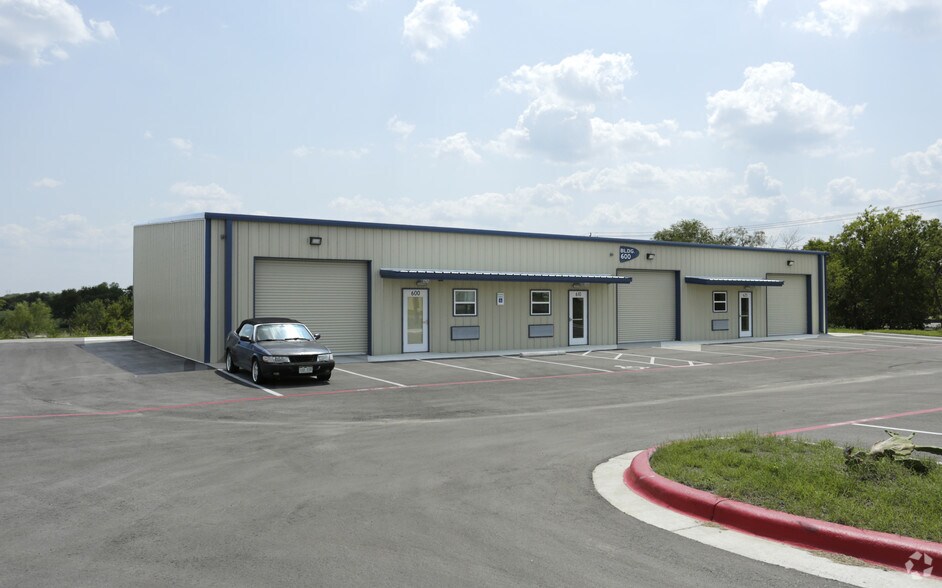 1955 FM 2001, Buda, TX à louer - Photo principale – Image 1 sur 18