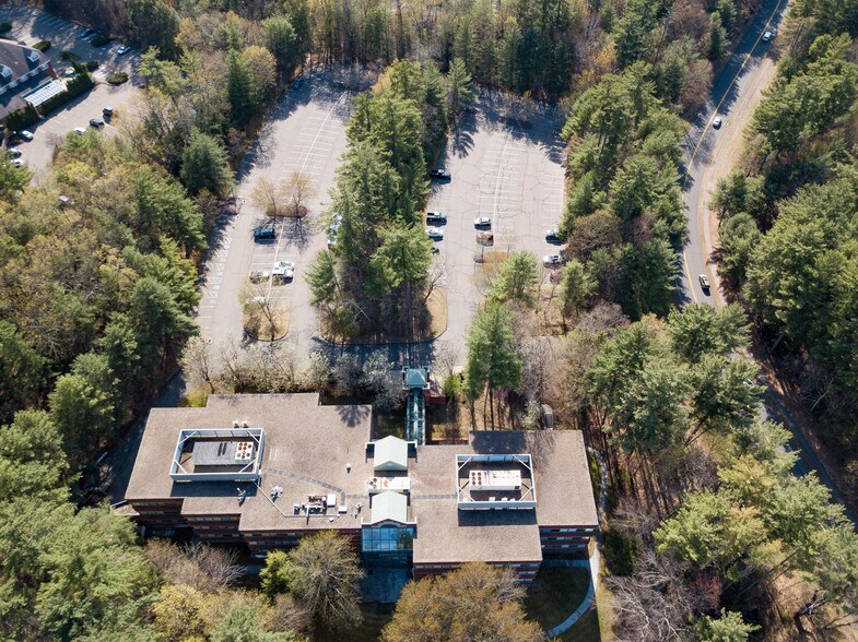 125 Powder Forest Dr, Simsbury, CT à vendre - Photo de l’immeuble – Image 2 sur 20