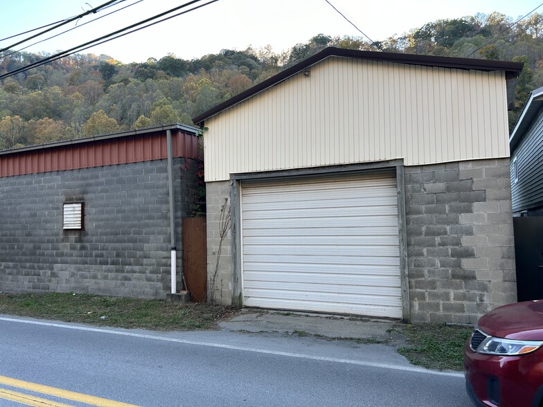 976 Enterprise Dr, Logan, WV à louer - Photo de l’immeuble – Image 3 sur 17