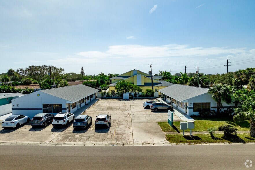 599 Sherwood Ave, Satellite Beach, FL à louer - Photo principale – Image 1 sur 5