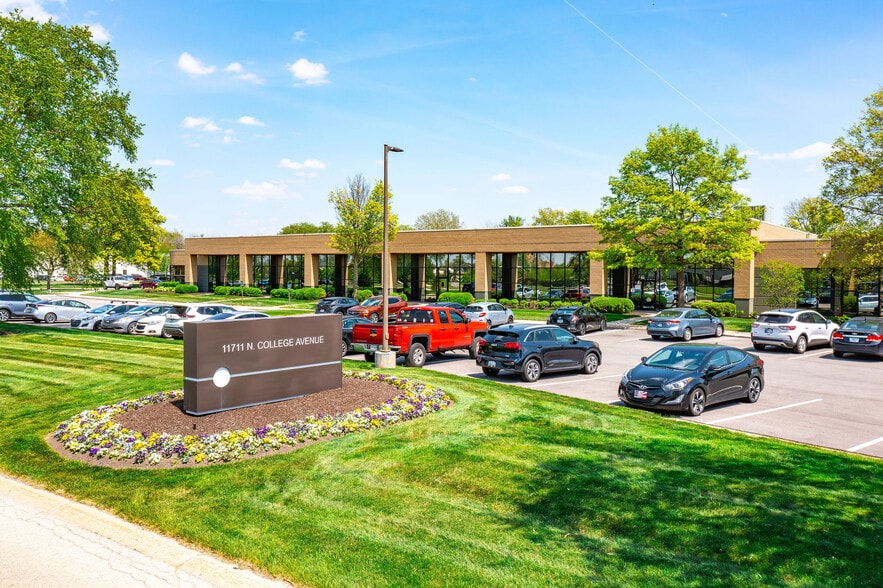 11711 N College Ave, Carmel, IN à louer - Photo principale – Image 1 sur 7