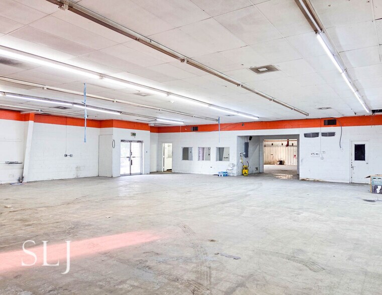 8326-8330 Harry Hines Blvd, Dallas, TX à louer - Photo de l’immeuble – Image 3 sur 7